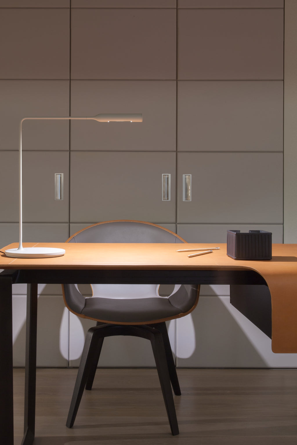 Flo Desk By Lumina