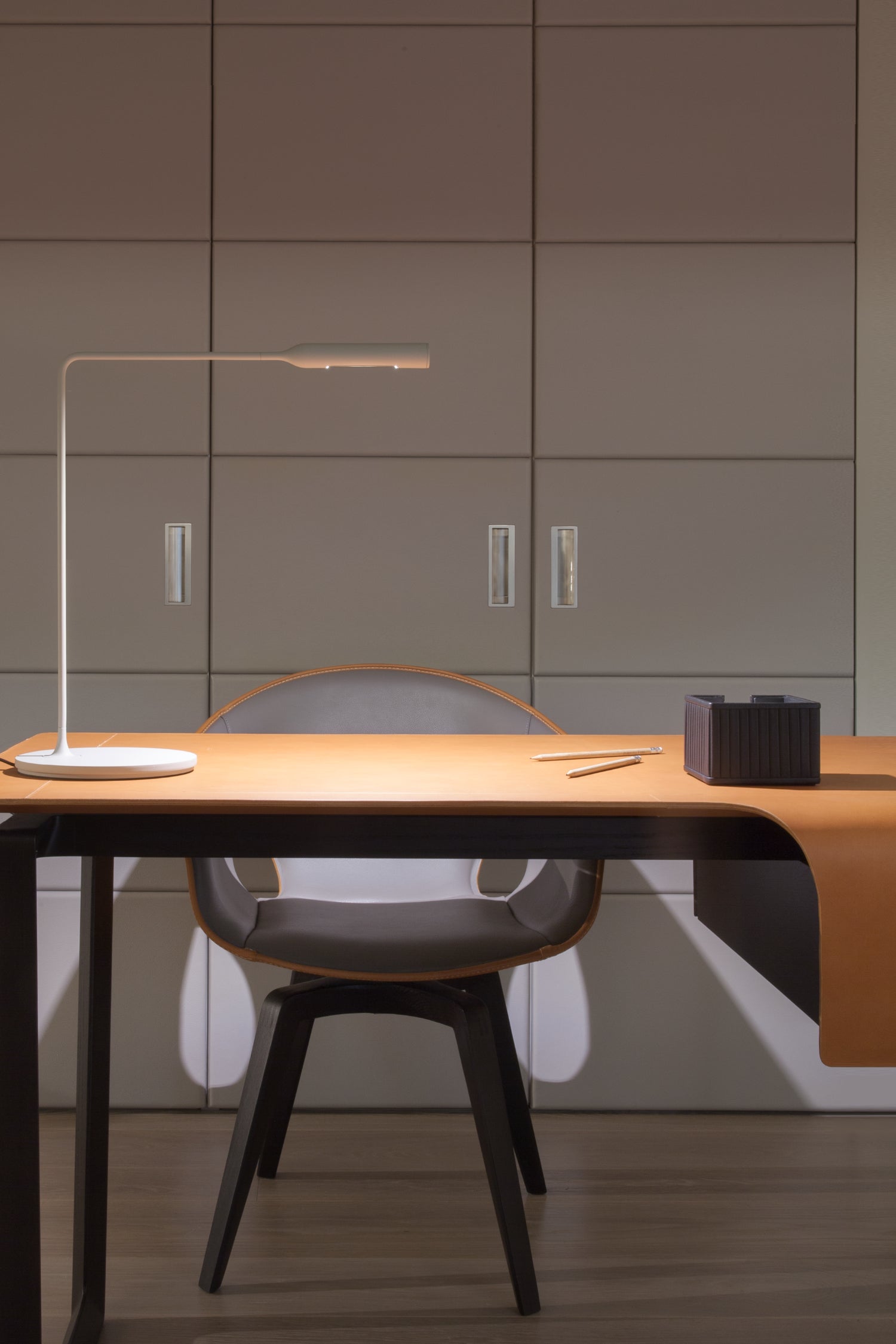 Flo Desk By Lumina